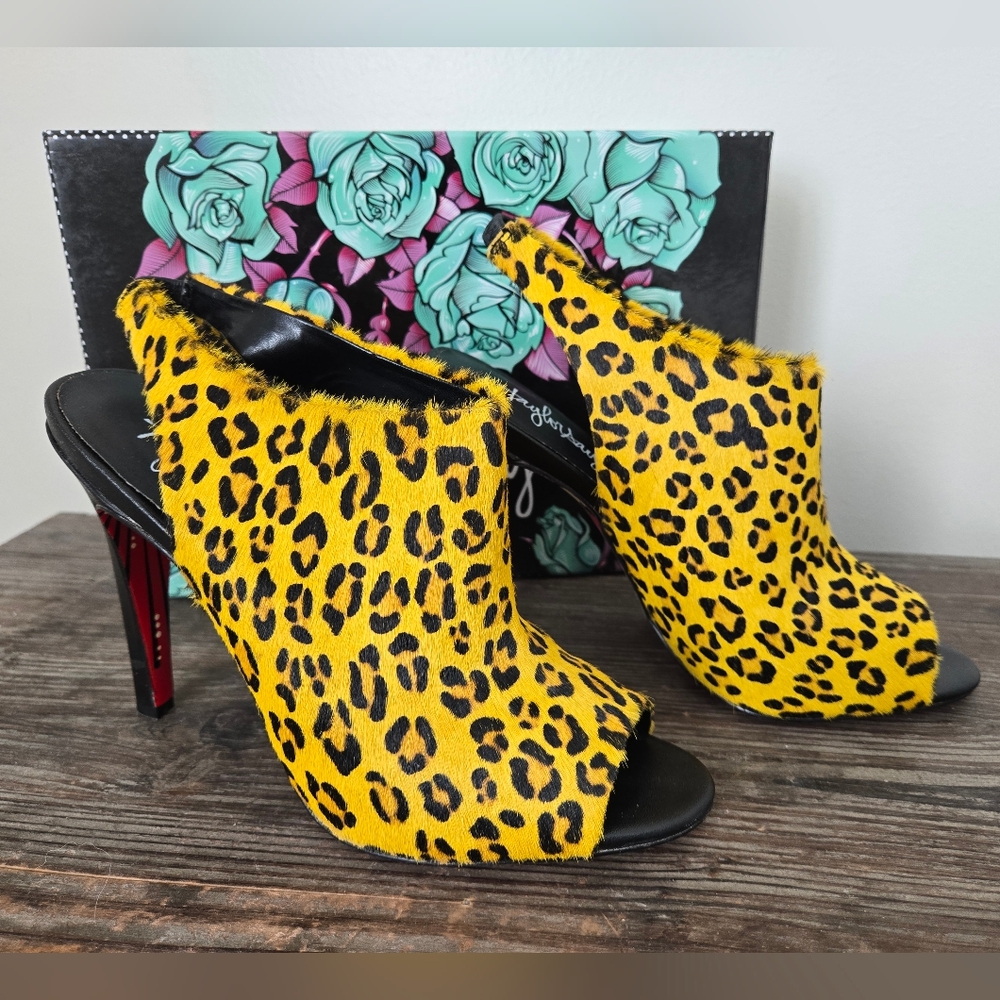 Taylor Says Leopard Heels